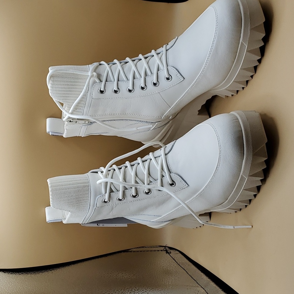 NUTURE WATER RESISTANT BOOTS 3M INSULATE INSULATION . Leather and linen upper .
